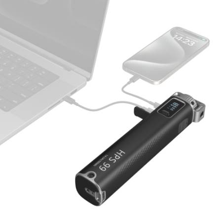 SmallRig 5249 - uchwyt z wbudowanym powerbankiem i paskiem na ramię, przykład użycia